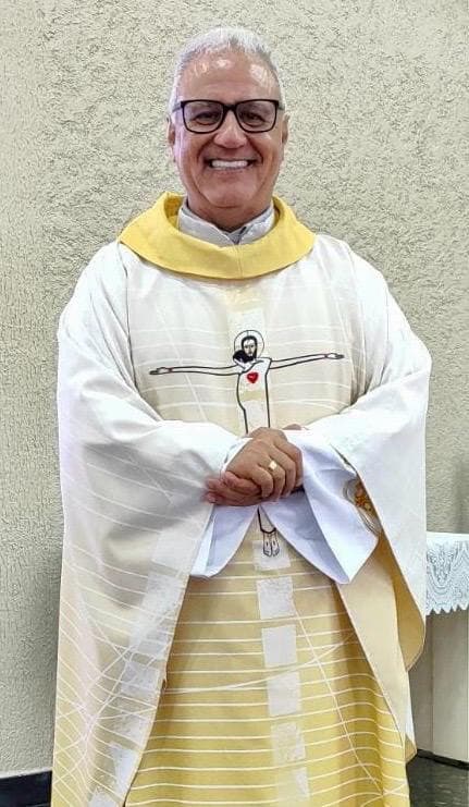 Pe. Sérgio sorrindo, de casula branca